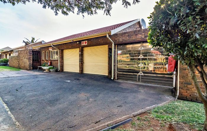 For Sale: 3-Bedroom Townhouse in Birchleigh North with private garden and home office.