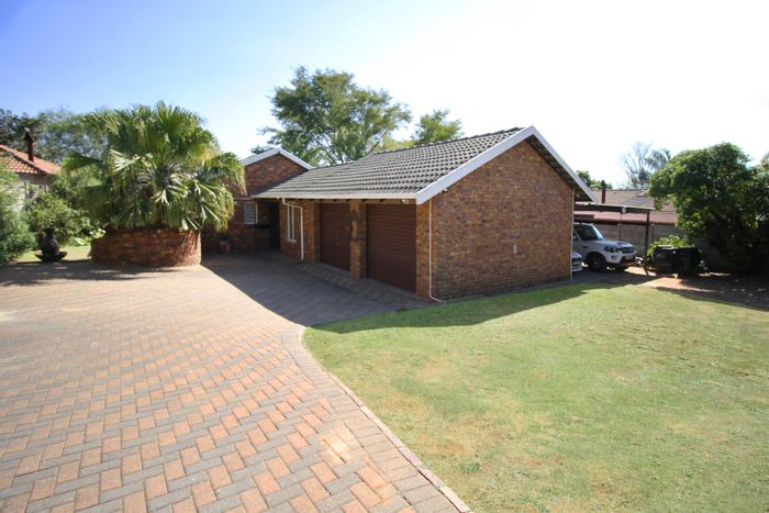 For Sale: House in The Reeds with spacious garden, lapa, and ample parking.