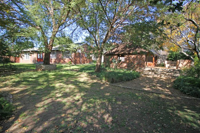 For Sale: House in The Reeds with spacious garden, lapa, and ample parking.