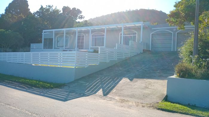 House for Sale in Old Place: 3 beds, flatlet, views, large yard, entertainment patio.