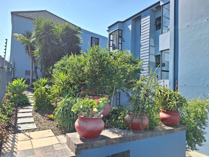 2-Bedroom Apartment in Knysna Central For Sale with Balcony and Parking Bay.