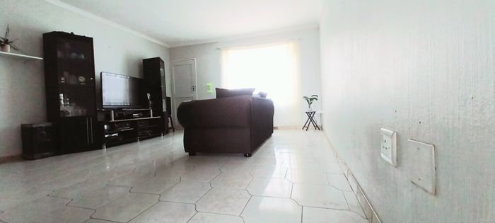 Delarey Apartment For Sale: 2 bedrooms, secure complex, close to transport and amenities.