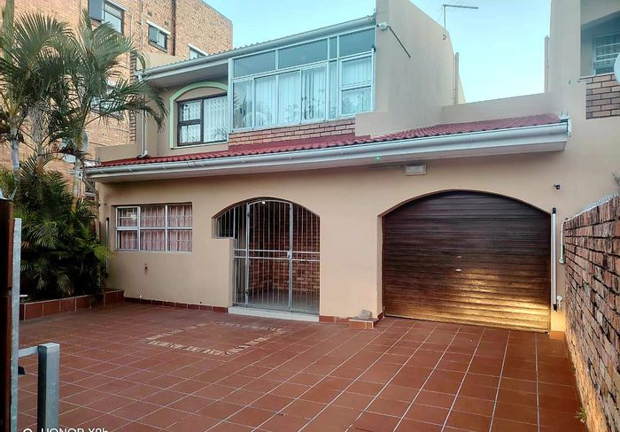 Southernwood Townhouse For Sale: 4 beds, secure complex, close to amenities.