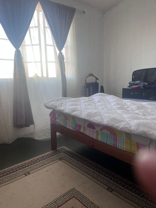 For Sale: 2 Bedroom House in Bonteheuwel, close to schools, fully enclosed.