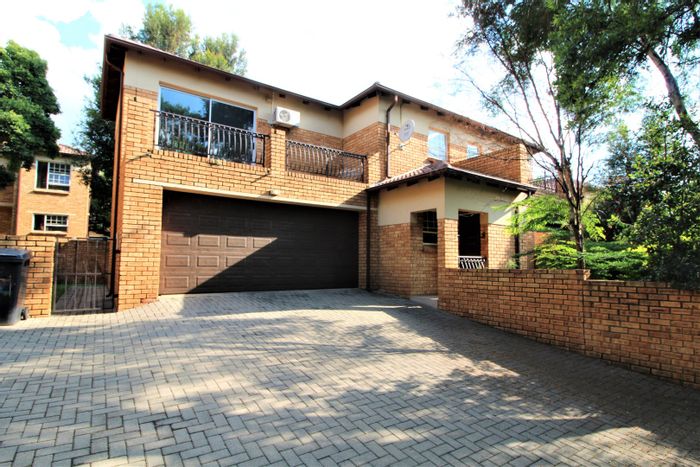 Honeydew Ridge Townhouse For Sale: 3 beds, garden, double garage, secure complex.