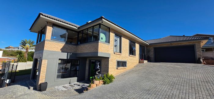 Island View House For Sale: 5 bedrooms, sea views, double garage, solar system.