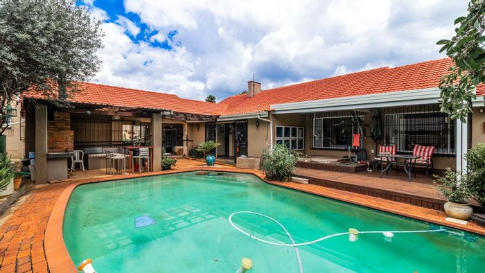 Buurendal House For Sale: 3 beds, pool, pub, cottages, secure area.