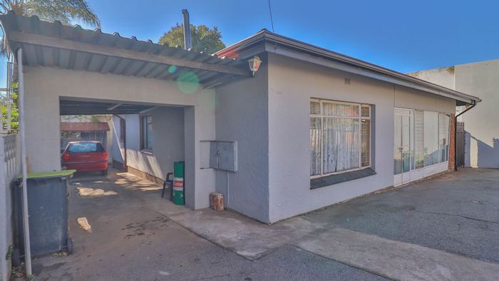 Kensington House For Sale: 3 Bedrooms, large yard, parking for 5 cars.