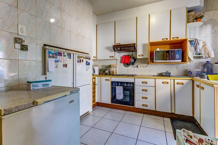 Rhodesfield Townhouse For Sale: 2 Bedrooms, garage, scullery, quiet neighborhood.