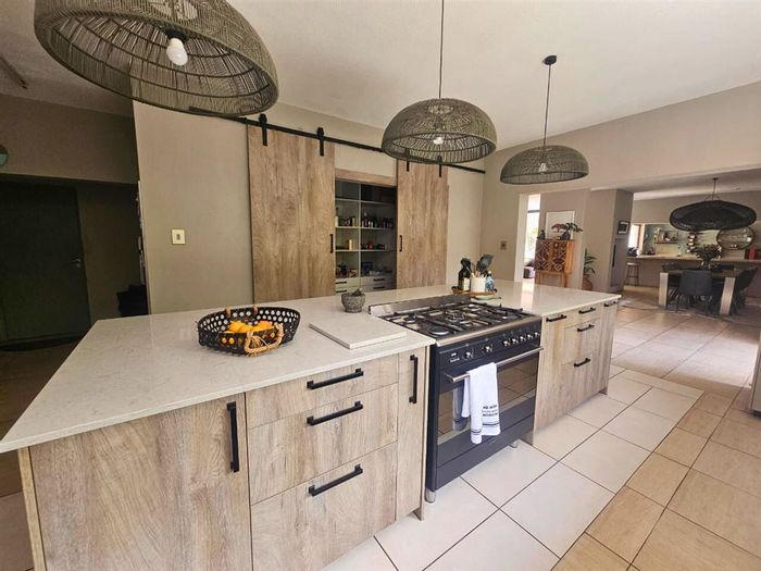 For Sale: Glen Marais House with 4 en-suite bedrooms, pool, and spacious layout.