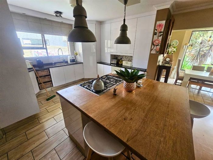 For Sale: House in Glen Erasmia with 3 beds, study, double garage, and spacious lounges.