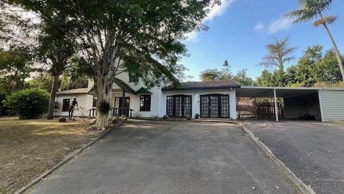 For Sale: Uvongo House with 4 Bedrooms, versatile bonus space, and spacious garden.