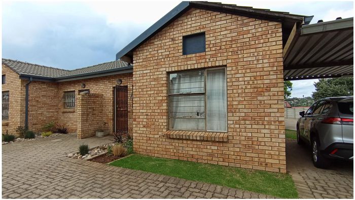 Georginia Townhouse For Sale: 2 bedrooms, secure parking, close to amenities.