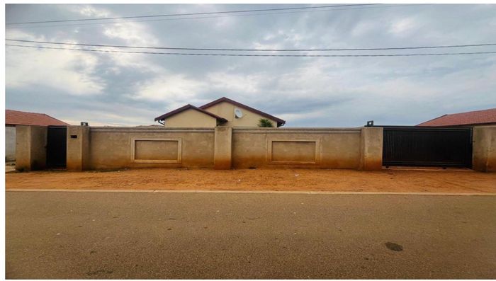 Roodepoort House For Sale: 2 Bedrooms, large yard, secure living.