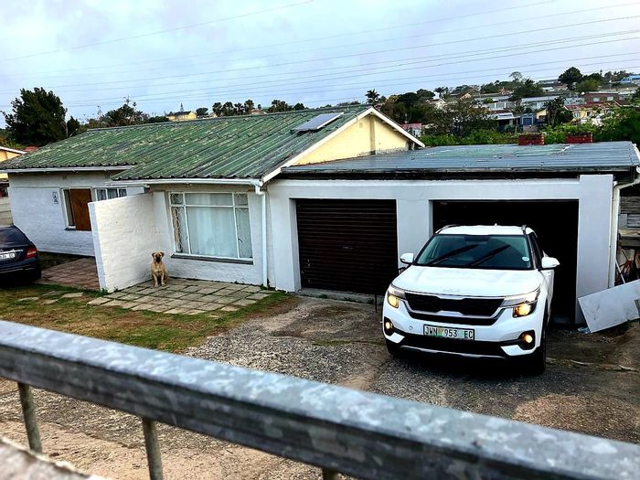 Amalinda House For Sale: 3 bedrooms, double garage, entertainment area, pet-friendly.