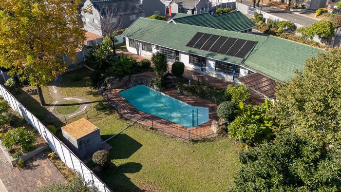 Bryanston House For Sale: 6 rooms, pool, office, and ample parking.