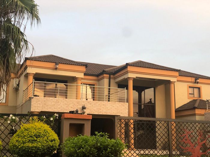 3-bedroom, 2-bathroom house for rent in Thohoyandou with furniture included.