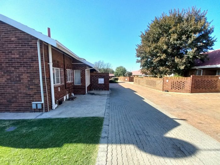 For Sale: Townhouse in Rustivia with 3 bedrooms, private garden, and secure parking.