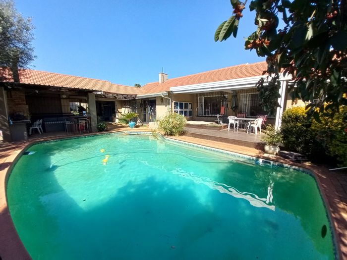 Buurendal House For Sale: 3 beds, pool, cottages, wine cellar, secure area.