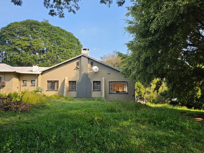 3 Bedroom House with fireplace, large kitchen, and study in White River Rural - To Rent.