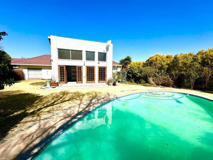 Evander House For Sale: 4 Bedrooms, Pool, Entertainment Area, and Dual Garages.
