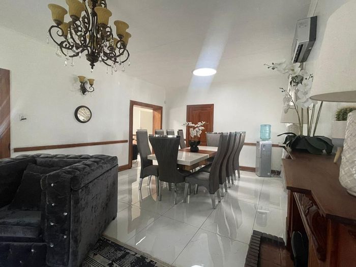 Evander House For Sale: 4 Bedrooms, Pool, Entertainment Area, and Dual Garages.