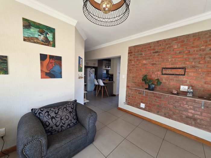 Pomona Townhouse For Sale: 3 bedrooms, garage, garden, open-plan living space.