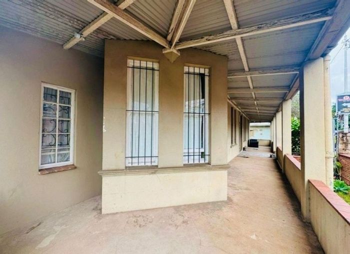 For Sale: House in Musgrave with 12 bedrooms, en suites, and development potential.
