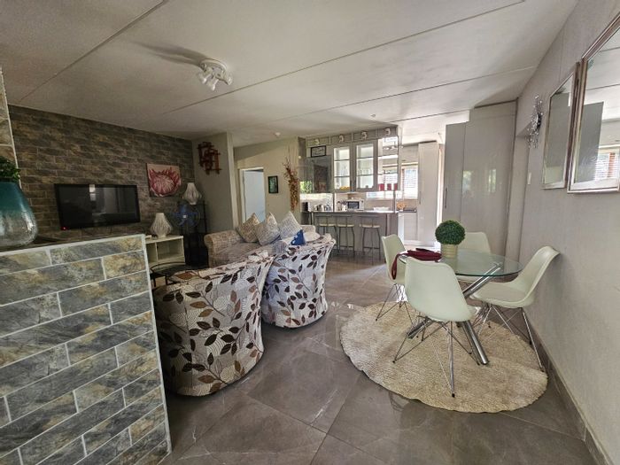 3-Bedroom Apartment in Greenway Woods with pool, fully furnished, to rent.