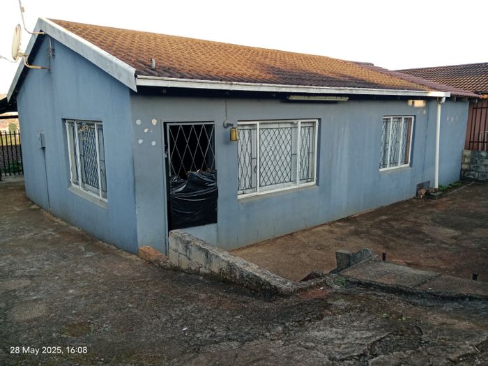 Copesville House For Sale: 2-bed, open-plan living, spacious yard, double carport.
