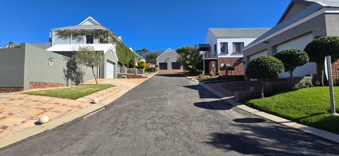 3-Bedroom Townhouse in Wilkoppies For Sale, includes outside room and secure complex.