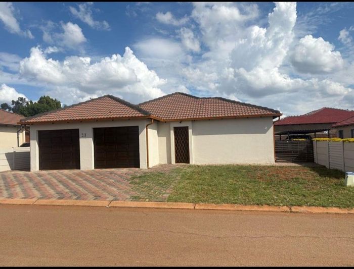 3-Bedroom House For Sale in The Orchards with double garage and garden.