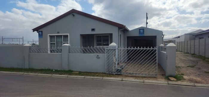 For Sale: House in Philippi with 3 bedrooms, garage, and garden access.