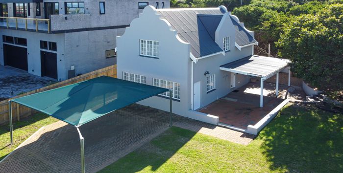 Brenton On Sea House To Rent: 2 beds, 2 baths, pet-friendly, near beach.