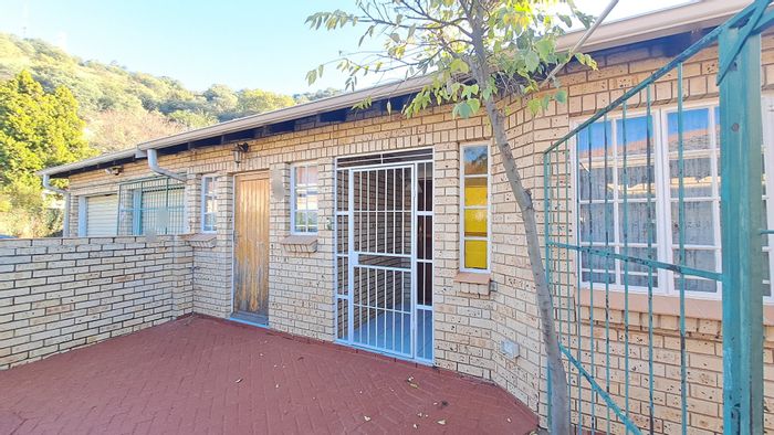 Townhouse For Sale in Bloemfontein Central: 3 Bedrooms, double garage, secure complex.