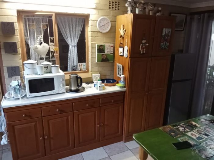Fichardt Park Apartment To Rent: 1 Bedroom, inclusive utilities, available June 2025.