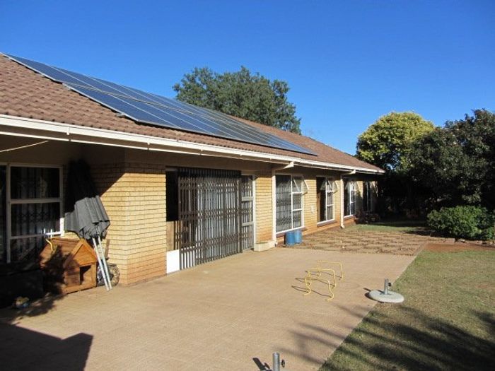 For Sale: House in Universitas Ridge with flatlet, solar power, and backup water tank.