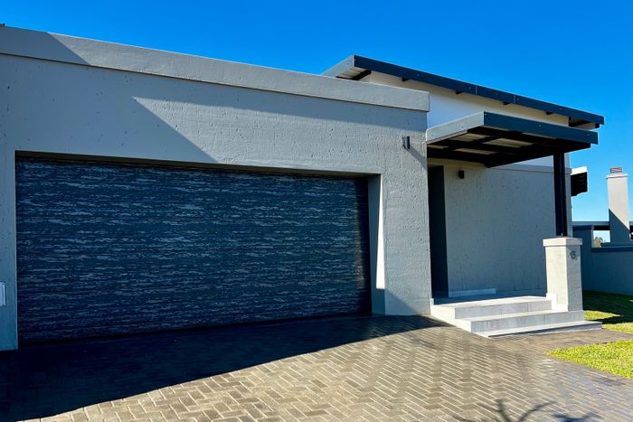 For Sale: 3-bedroom house in Eden Residential Estate with mountain views and open-plan living.