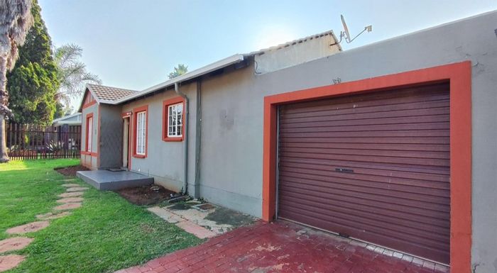 Terenure House For Sale: 4 bedrooms, double garage, spacious yard, close to amenities.