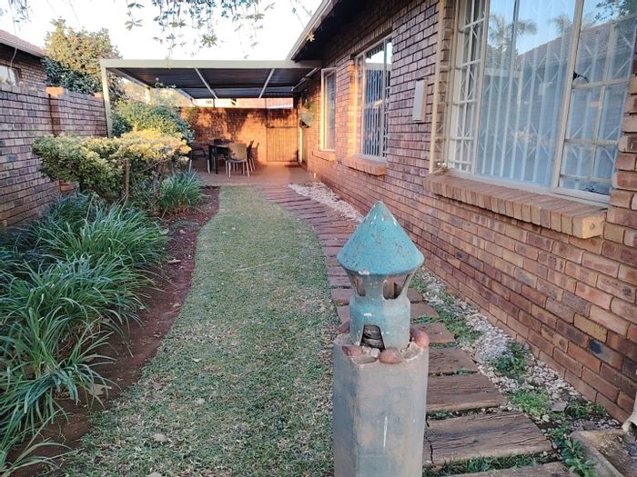 Celtisdal Townhouse For Sale: 3 beds, pet-friendly, garden, security complex.