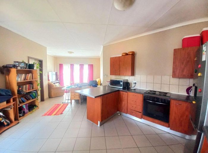 For Sale: Apartment in Penina Park Ext 1 with balcony, carport, security.