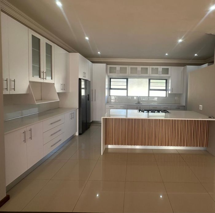 For Sale: House in Bothasrus with 4 bedrooms, braai area, and ample parking.