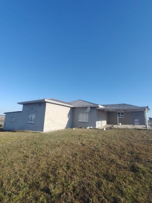 For Sale: House in Mdantsane with 3 bedrooms, double garage, and large yard.