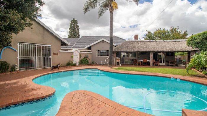 Croydon House For Sale: 3 beds, study, flatlet, pool, double garage, security features.