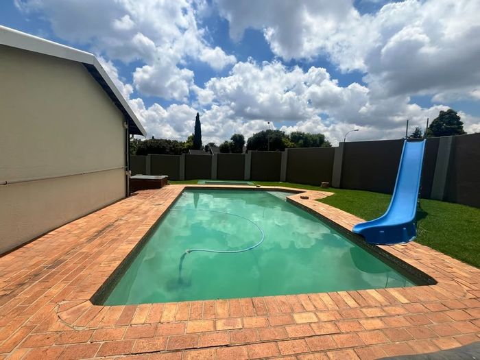 Croydon House For Sale: 3 beds, office, pool, cottage, solar, 4-car garage.