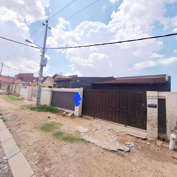 6-Room House for Sale in Rabie Ridge, Rental Income R10,800, Close to Amenities.