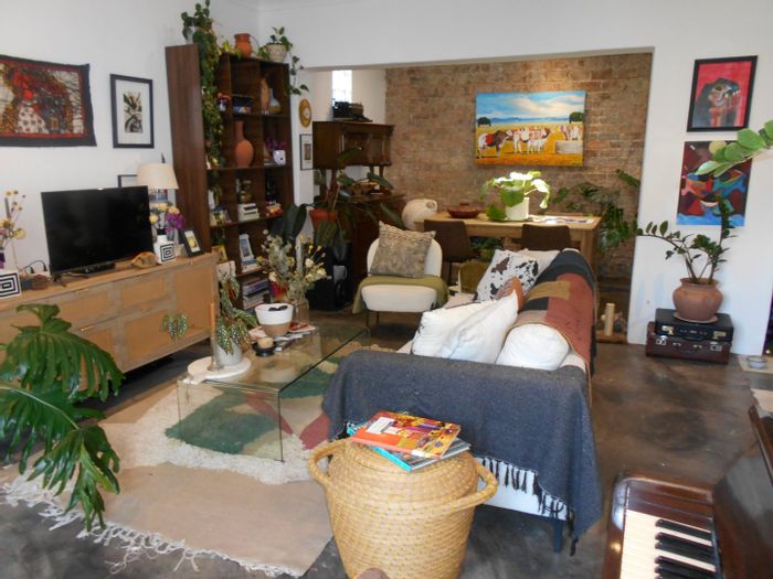 1-Bedroom Apartment To Rent in Norwood, close to Rosebank and amenities.