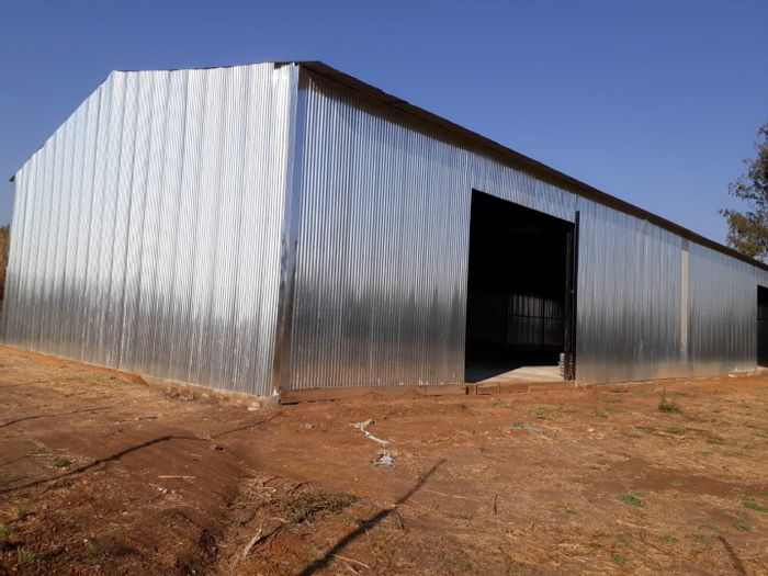 Industrial warehouse to rent in Sunrella with office space and 3-phase power.