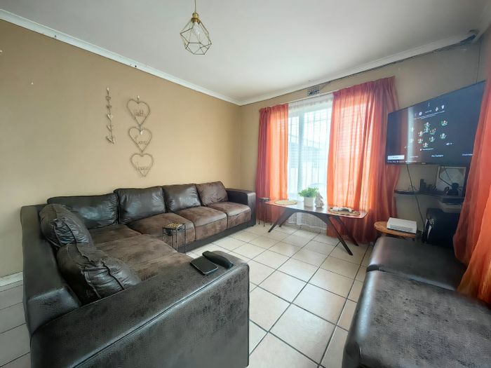Belhar House For Sale: Spacious yard, parking, close to UWC and amenities.