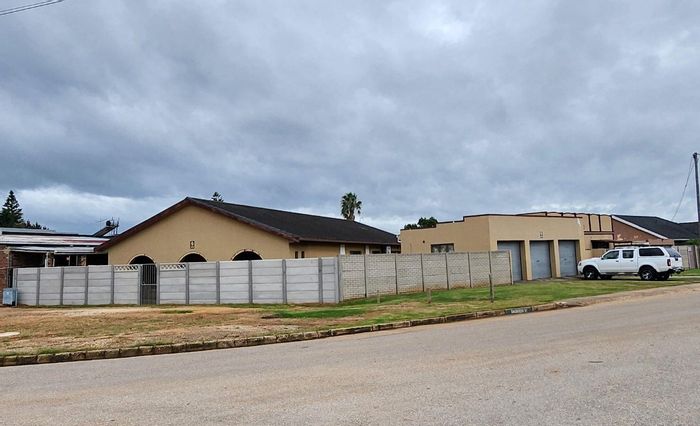 Manor Heights House For Sale: Dual flats, business rights, income potential, secure features.